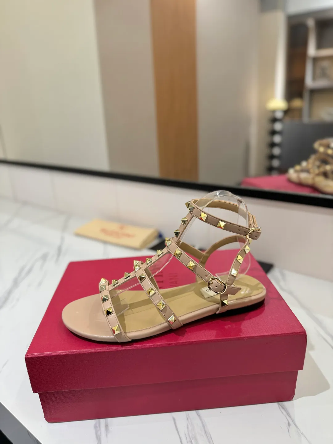👟👟Ex-factory price 520👟👟 Valentino/Valentino rivet VT classic ankle-wrap rivet sandals, timeless 🆕 deeply rooted in people's hearts❤️A must-have item that never goes out of style🫰top replica! The side curves are perfect, the original molded custom-made rust-free rivets, and the textured hardware bring out a full sense of high-end, giving you a genuine foot feel! The first choice for high-end customers❤️ [Material] Upper: Original imported customized cowhide Inner lining: Original imported goatskin Outsole: Imported pearlescent leather outsole Code number: 35-39 [34, 40, 41, 42 are custom-made and cannot be returned or exchanged]
